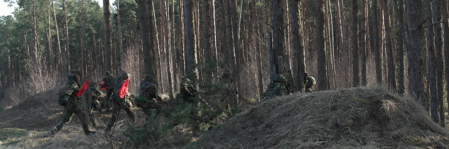 Eine Schießrennen mit Funktioner rennen in ein Wald rein