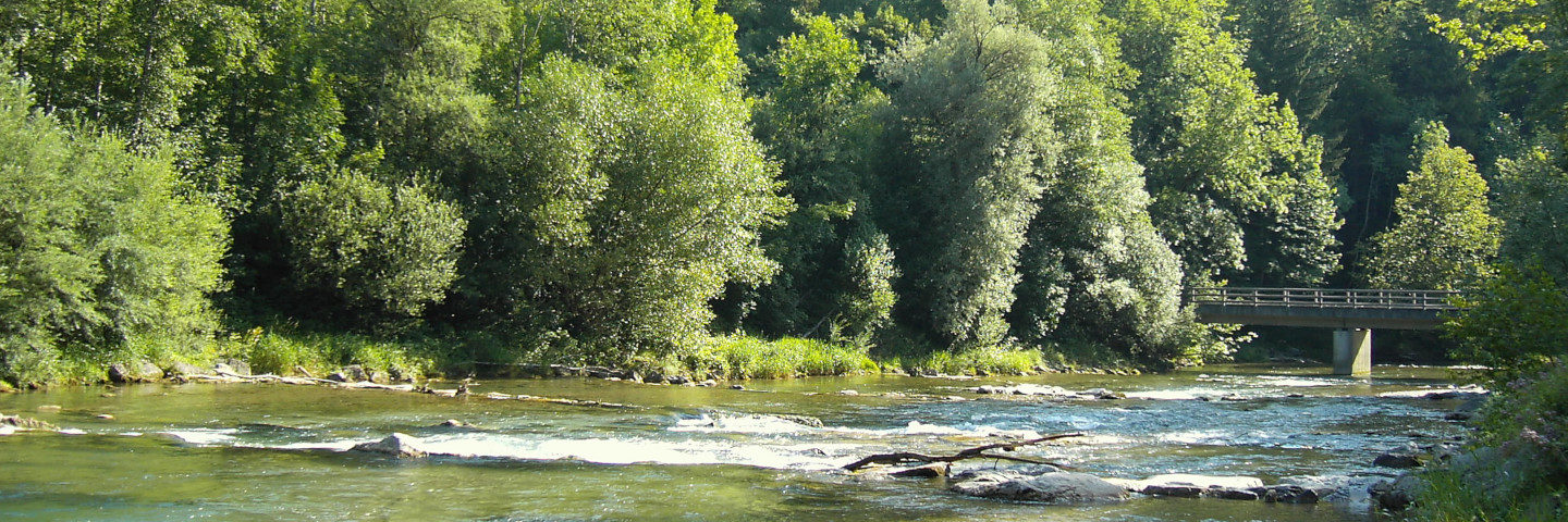 Die Mangfall - Flussarbwärts am Mangfallknie (Quelle: Wikipedia Lizenz Sir Boris (https://commons.wikimedia.org/wiki/File:Mangfallknie_(flussabwärts).JPG), „Mangfallknie (flussabwärts)“, Zuschnitt von K.Obermayer, https://creativecommons.org/licenses/by-sa/3.0/legalcode)