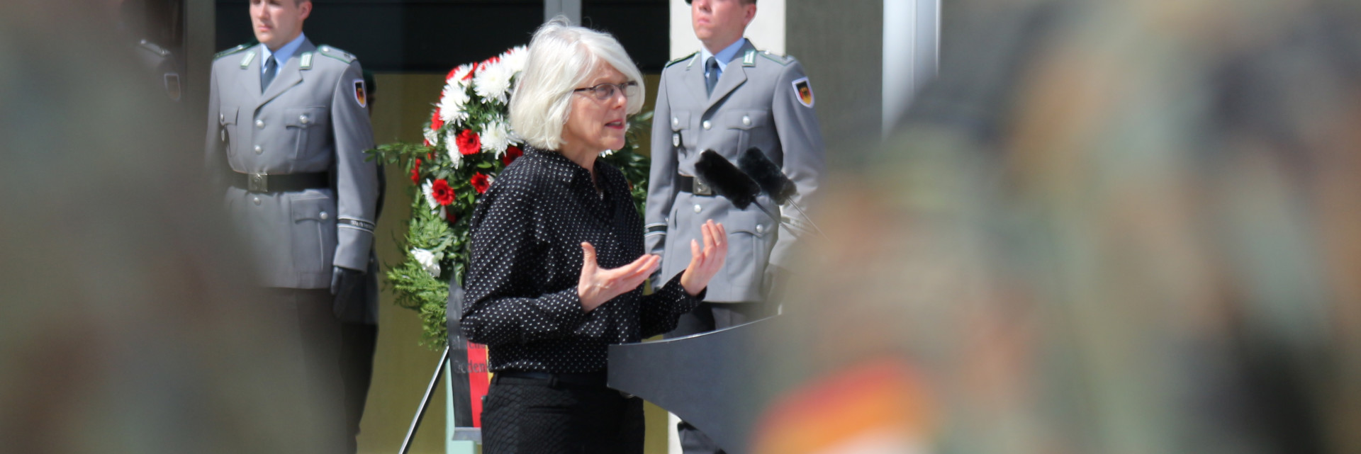 Staatssekretärin Dr. Margaretha Sudhof gedachte mit den Marschteilnehmenden den Toten der Bundeswehr