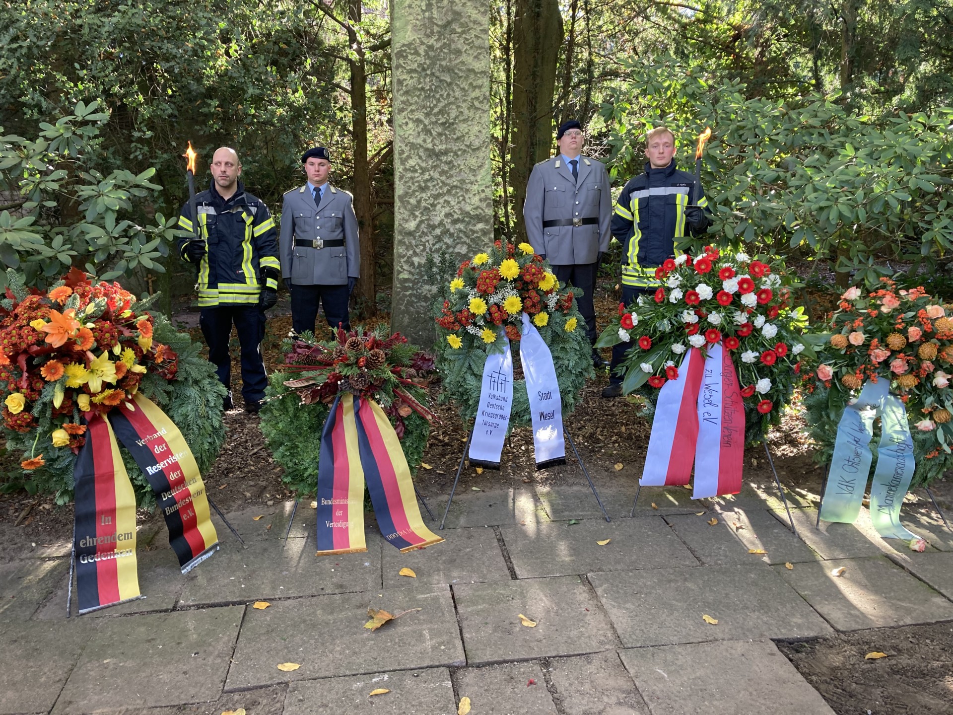 Gedenken An Die Opfer Von Krieg Und Gewalt Am Volkstrauertag In Wesel ...