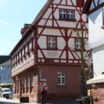 Das Bild zeigt das historische Rathaus in der Hauptstraße Walldürns.