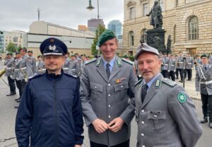 Der Vorsitzende der Landesgruppe Berlin im Reservistenverband, der Präsident und der Bundesgeschäftsführer repräsentierten den Reservistenverband beim Gelöbnis in Berlin. 